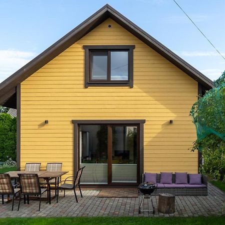 Cosy Family Guesthouse With Sauna And Garden Kuressaare Eksteriør bilde