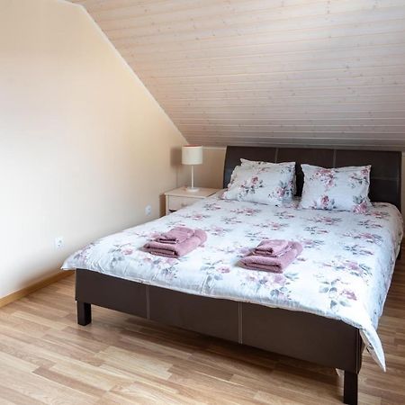 Cosy Family Guesthouse With Sauna And Garden Kuressaare Eksteriør bilde