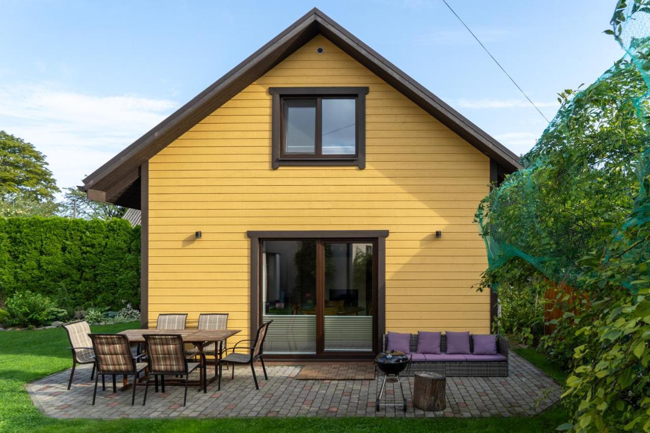 Cosy Family Guesthouse With Sauna And Garden Kuressaare Eksteriør bilde